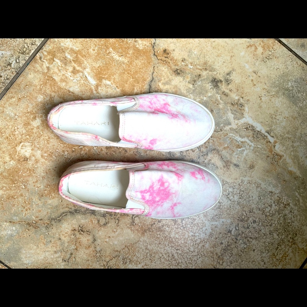 New never worn kids Tahari slip on sneaker .. tie dye color .. size 1 NEW !!